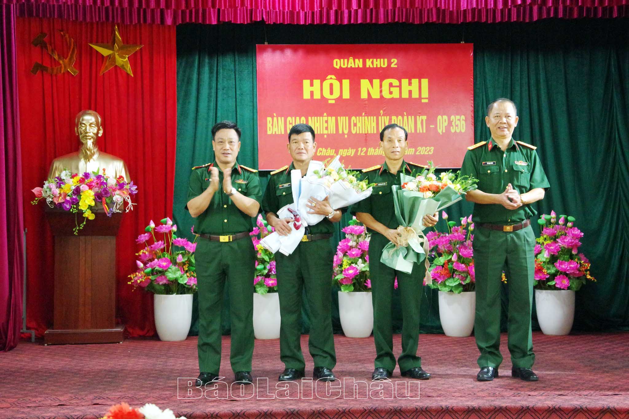 Đồng chí Đại tá Khổng Đình Tám - Chủ nhiệm Chính trị Quân khu II cùng lãnh đạo Đoàn Kinh tế - Quốc phòng 356 tặng hoa Đại tá Nguyễn Quyết Thắng và Thượng tá Lê Hoàng Mai. 